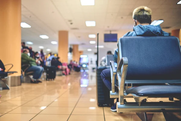 Puste Krzesła Hali Odlotów Lotniska Nierozpoznawalne Osoby Zamazane — Zdjęcie stockowe