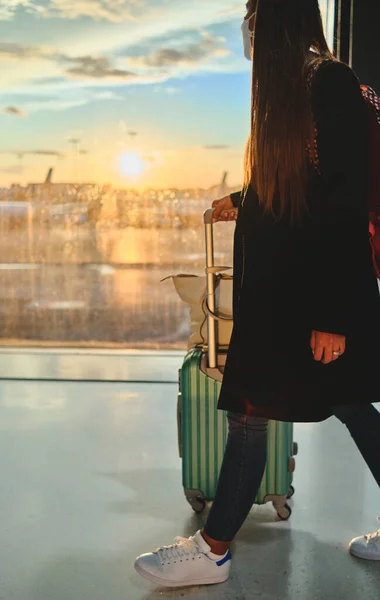 Blick Auf Das Flughafenfenster Mit Einer Frau Die Bei Sonnenuntergang — Stockfoto