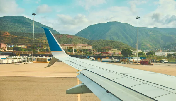 Caracas Venezuela 2022 Flygplansfönster Utsikt Över Simon Bolivars Flygplats Maiquetia — Stockfoto