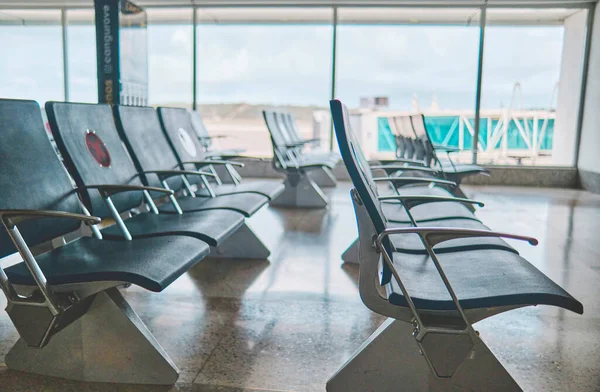 Havaalanının Kalkış Salonunda Boş Sandalyeler Arka Planda Bulanık Bir Uçak — Stok fotoğraf