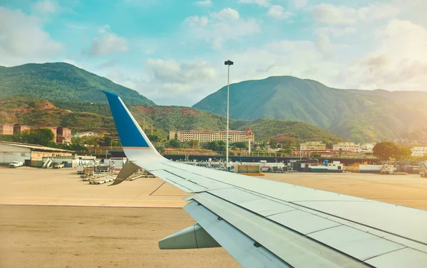 Caracas Venezuela 2022 Flygplansfönster Utsikt Över Simon Bolivars Flygplats Maiquetia — Stockfoto