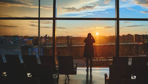 Vista Ventana Del Aeropuerto Con Mujer Caminando Con Maleta Sala —  Fotos de Stock