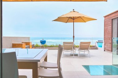 Otelde ya da villada deniz manzaralı bir odada balkon ya da teras. Egzotik tropik ada veya Akdeniz şehrinde lüks yaz tatili.