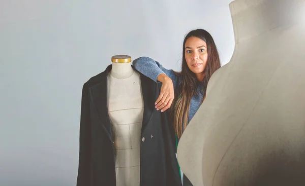 Una Ragazza Bruna Con Una Camicia Blu Sta Lavorando Nello — Foto Stock