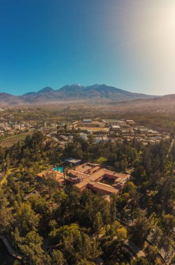 Arequipa şehrinin yeşil kırsalıyla çevrili Chachani volkanı, Peru 'daki en önemli volkanlardan biridir.