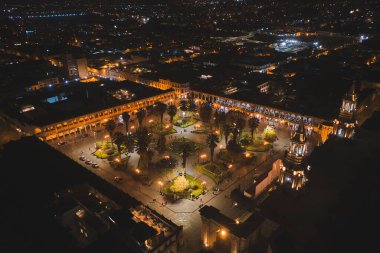 Arka planda Misti volkanı olan Arequipa ana meydanı ve katedral kilisesinin insansız hava aracı görüntüsü.