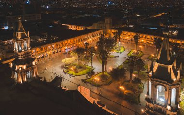 Arka planda Misti volkanı olan Arequipa ana meydanı ve katedral kilisesinin insansız hava aracı görüntüsü.
