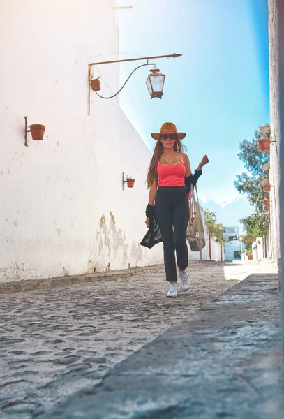 Beautiful Young Brunette Wearing Hat Walking Old Street Yanuahura Arequipa — Fotografia de Stock