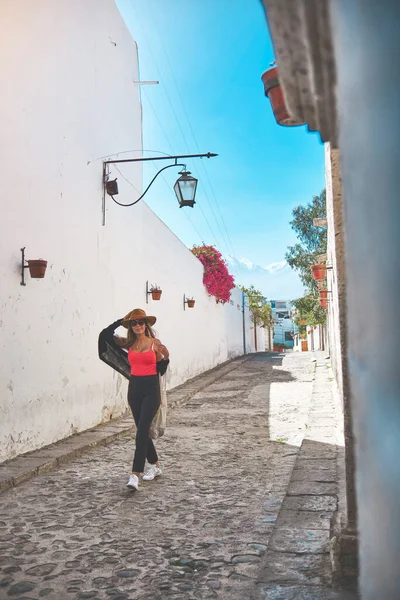 Прекрасна Молода Брюнетка Капелюсі Прогулянка Старою Вулицею Януахура Арекіпа Перу — стокове фото