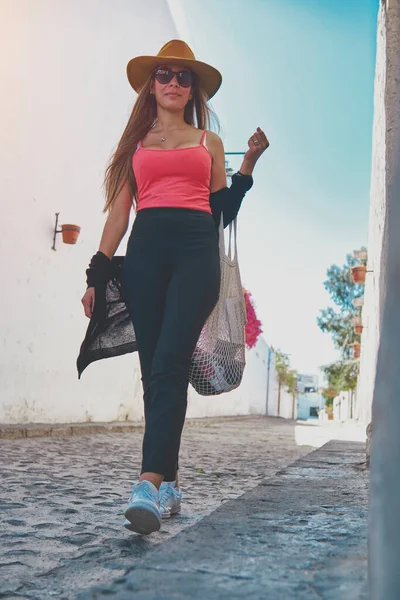 Beautiful Young Brunette Wearing Hat Walking Old Street Yanuahura Arequipa — Stok fotoğraf