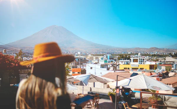 Beautiful Smiling Woman Enjoying Vacation Yamahuara Viewpoint Arequipa Peru Selective — Stok fotoğraf