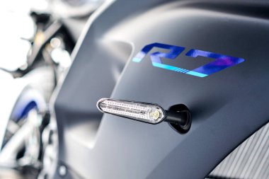 Yamaha 'nın galerisindeki motosikletler. Yamaha R7 motosikleti. Seçici odak.
