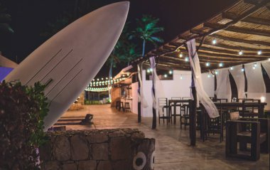 Soyut bulanık restoran ışıklarının önündeki tablo sörfü görüntüsü arka plan, arka plan için soyut bulanık açık hava restoranı