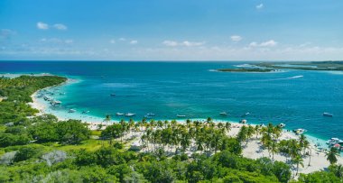 Morrocoy Ulusal Parkı 'ndaki Karayip adası Paradisiacal Falcon, Venezuela, hava manzaralı. Plajda kimliği belirsiz insanlar var..