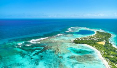 Morrocoy Ulusal Parkı 'ndaki Karayip adası Paradisiacal Falcon, Venezuela, hava manzaralı. Plajda kimliği belirsiz insanlar var..