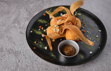 Gurme mısır kroketleri, lezzetli Peru mısır köfteleri. Seçici odak.