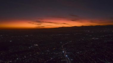 Gökyüzü görüntüsü Arequipa şehrinin ufuk çizgisi arkaplanından geceye zaman çizelgesi, Arequipa, Peru.
