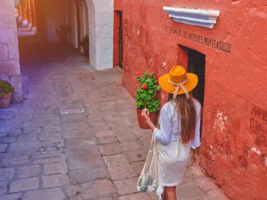 Santa Catalina Manastırı, Convento de Santa Catalina, Arequipa, Peru, Güney Amerika 'yı Keşfeden Genç Turistler