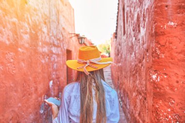 Santa Catalina Manastırı, Convento de Santa Catalina, Arequipa, Peru, Güney Amerika 'yı Keşfeden Genç Turistler