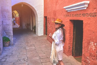 Santa Catalina Manastırı, Convento de Santa Catalina, Arequipa, Peru, Güney Amerika 'yı Keşfeden Genç Turistler