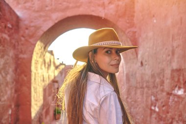 Santa Catalina Manastırı, Convento de Santa Catalina, Arequipa, Peru, Güney Amerika 'yı Keşfeden Genç Turistler