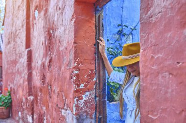 Santa Catalina Manastırı, Convento de Santa Catalina, Arequipa, Peru, Güney Amerika 'yı Keşfeden Genç Turistler