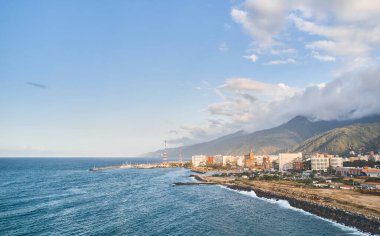 Caraballeda, La Guaira, Venezuela 'daki marina yatının havadan görüntüsü. Los Corales Otoyolu