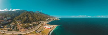 Hava manzaralı, turkuaz suyu olan bir halk plajı. Los Corales Otoyolu, La Guaira, Venezuela
