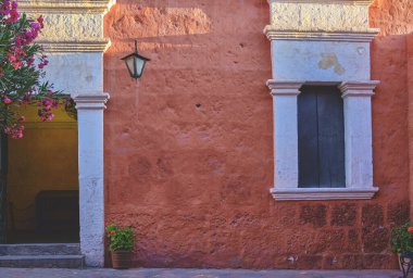 Santa Catalina Manastırı Peru 'nun Arequipa şehrinin tarihi merkezinde yer almaktadır. Manastır Rahibeleri.
