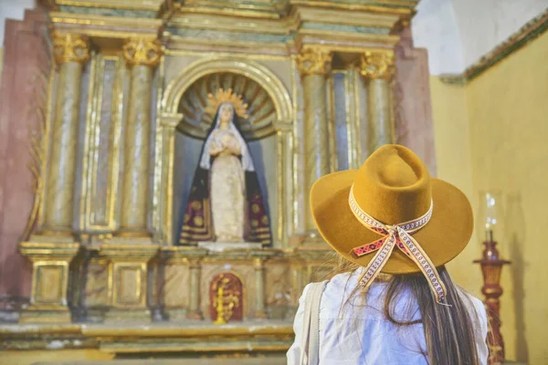 Piękny Turysta Typowej Kolonialnej Architekturze Klasztoru Santa Catalina Arequipa Peru — Zdjęcie stockowe