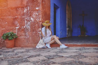 Santa Catalina Manastırı, Convento de Santa Catalina, Arequipa, Peru 'yu keşfeden genç turistler. Güney Amerika