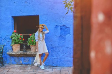 Santa Catalina Manastırı, Convento de Santa Catalina, Arequipa, Peru 'yu keşfeden genç turistler. Güney Amerika