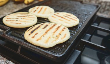 Yerden yapılmış mısır hamuru, mısır unu, geleneksel olarak Kolombiya ve Venezuela mutfağında yapılır..