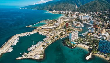 Gün batımında inanılmaz teknelerin havadan görüntüsü. Marina 'da tekne ve deniz manzarası olan minimalist bir yer. Caraballeda, La Guaira, Venezuela 'daki yat, sürat teknesi ve yelkenliyle limanın insansız hava aracının en üst görüntüsü..