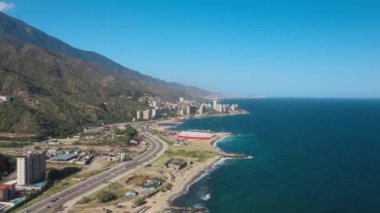 La Guaira, Venezuela 'daki plaj oyunları için stadyumun havadan görüntüsü. Hugo Chavez Sahili Kolezyumu.