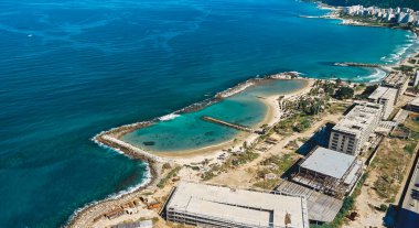 1961 'de inşa edilen ve Karayip Denizi' nin önünde bulunan Macuto Sheraton Oteli 'nin eski plajı ve yapısı. Caraballeda, Venezuela.