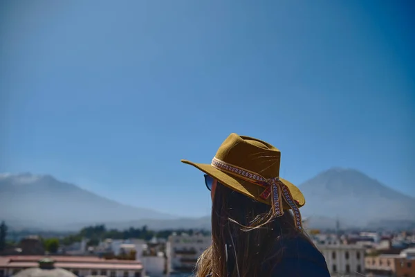 Bella Donna Sorridente Godendo Vista Del Vulcano Misti Arequipa Perù — Foto Stock