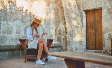 Santa Catalina Manastırı, Convento de Santa Catalina, Arequipa, Peru 'yu keşfeden genç turistler. Güney Amerika