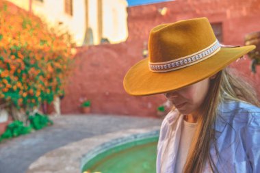 Santa Catalina Manastırı, Convento de Santa Catalina, Arequipa, Peru 'yu keşfeden genç turistler. Güney Amerika