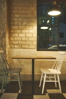 Kahve dükkanında veya meşrubatta mevcut ürün için boş ahşap masa