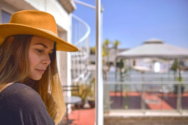 Güzel Gülümseyen Kadın Tatilde Eğleniyor Şapka Takan Mutlu Bir Kadının — Stok fotoğraf