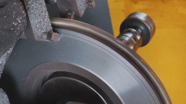 Döner torna devrede. Dönüş atölyesindeki eski dönme makinesi keserek bir iplik üretiyor. İç kanat vidası, kapat. görüntüler dikey