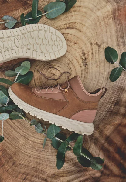 Новые Треккинговые Ботинки Фоне Деревянного Пола Модная Обувь — стоковое фото