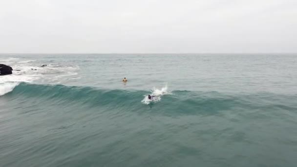 Lima Peru 2022 SurfファミリーフェストTsaサーフスクールによる競争 ライダーミゲル トゥデラ チェロ アズールビーチは重要なサーフスポットです — ストック動画