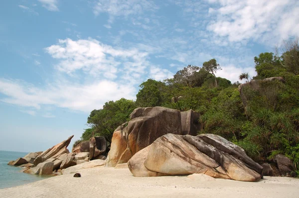 Grandes pedras na praia — Fotografia de Stock