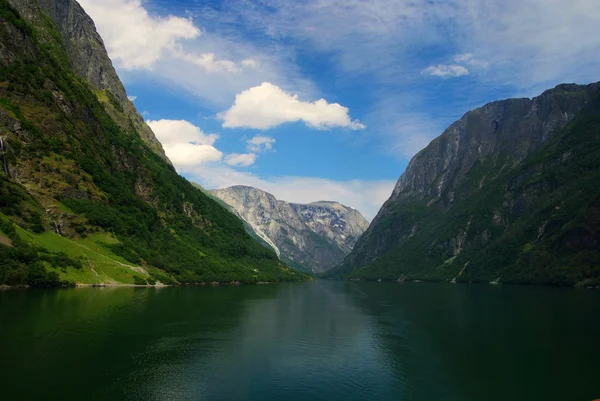 Norveç Fiyordu ve dağlar