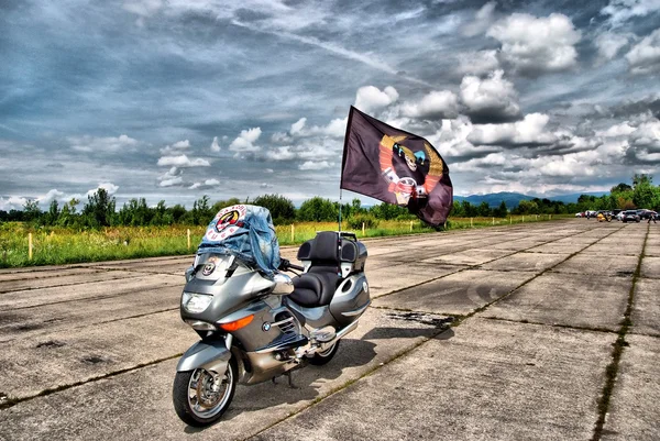 Motorcykel med flagga — Stockfoto