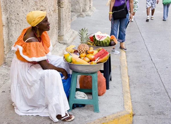 Palenquera nő eladja gyümölcsöt — Stock Fotó