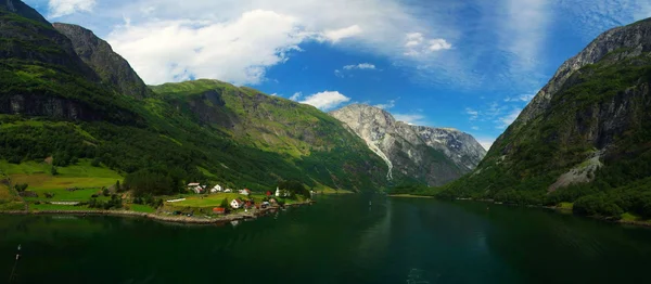 Fiordo y montañas noruegos — Foto de Stock