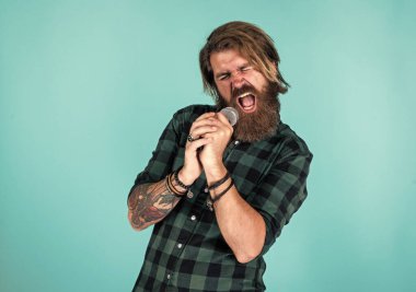 Sakallı vahşi beyaz hippi karaoke 'de şarkı söylüyor, şarkıcı.